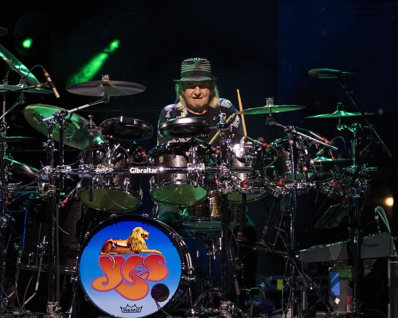 Alan White, toboşarul trupei britanice de rock progresiv Yes, în timpul unui concert din 2019, California (foto Profimedia)