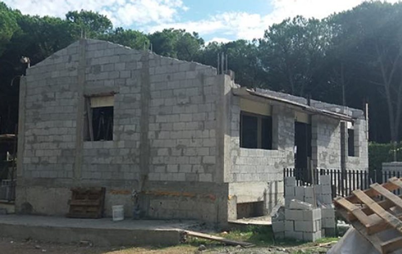 Un cuplu de români își construia o vilă pe malul mării în Italia fără nicio autorizație! Ce măsuri au luat autoritățile