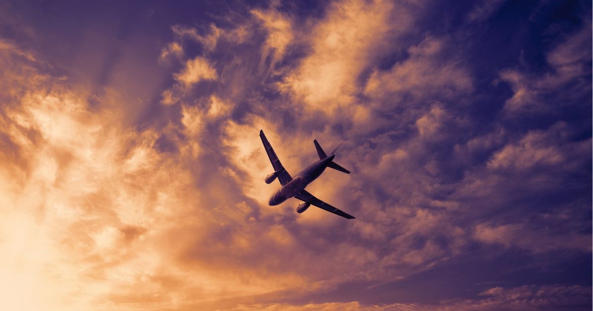 Avion pe cer. Avion în zbor pe fundalul apusului sau al cerului de seară. Silueta unui avion comercial pe fundalul cerului colorat de seară sau al cerului nocturn cu lună. Simbolul aviației: călătorii, aventură și conectivitate globală.