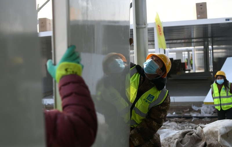 China a construit un spital cu 1.500 de camere în doar 5 zile, după ce numărul de cazuri de COVID-19 a crescut