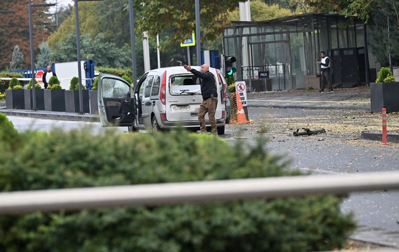 Atac terorist în Turcia, revendicat de PKK. Două persoane au detonat o bombă în fața clădirilor guvernamentale din Ankara
