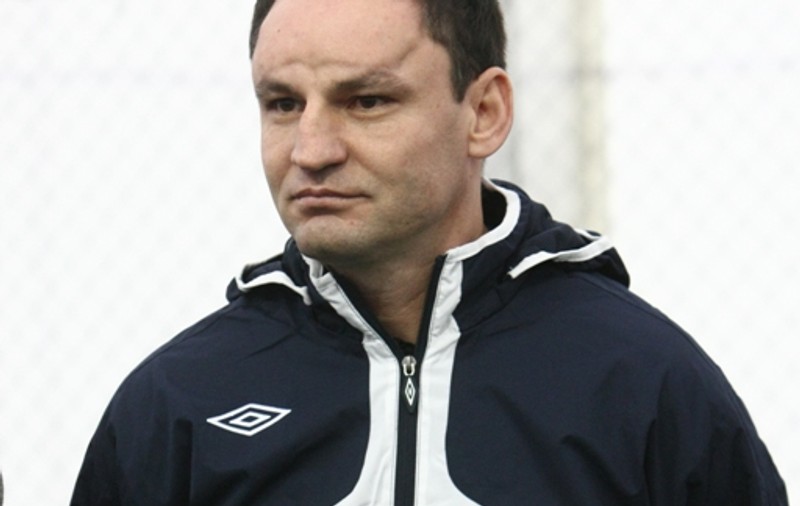 Fotbalistul Toni Doboş oferă mingi şi tricouri bucureştenilor
