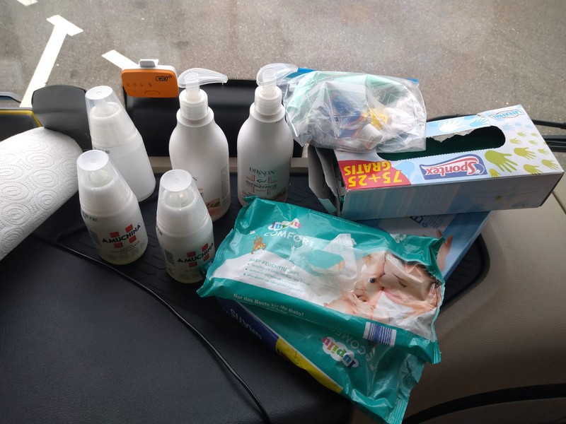 Mica trusă cu mănuși de unică folosință, mască, gel dezinfectant