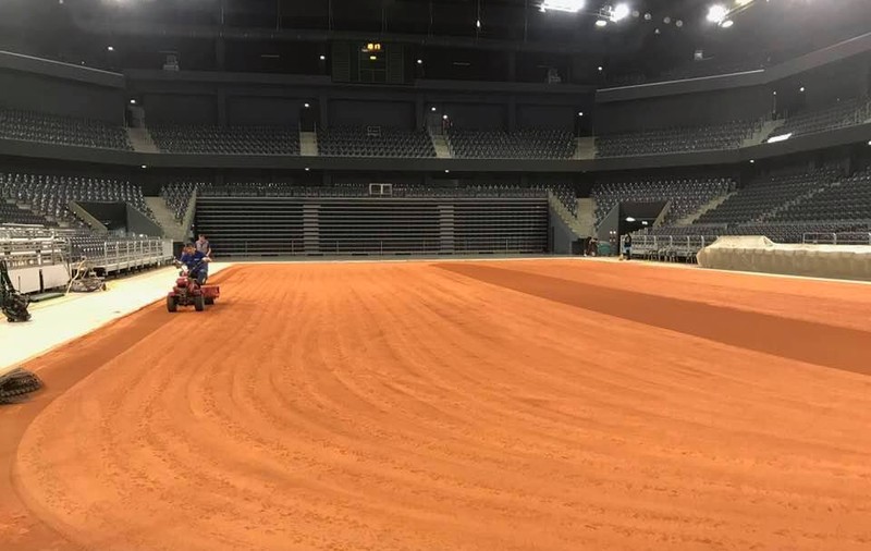 Se pregătește terenul de zgură pentru meciul România - Elveția, din Fed Cup. Imagini surprinse astăzi