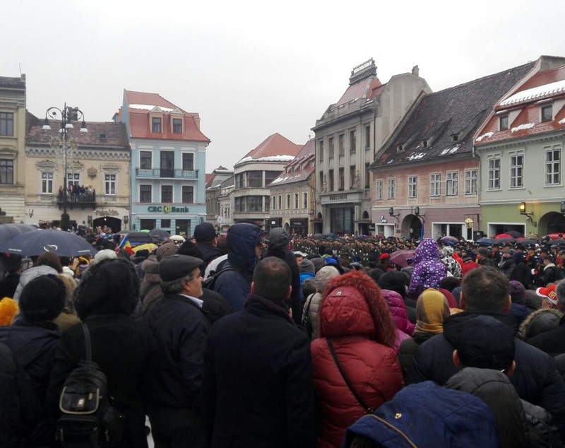Buzoienii, dezamăgiți că militarii nu au mai defilat cu tehnica din dotare| FOTO/VIDEO