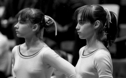 Nadia (dreapta), la începuturile sale ca gimnastă | Foto: Gazeta Sporturilor