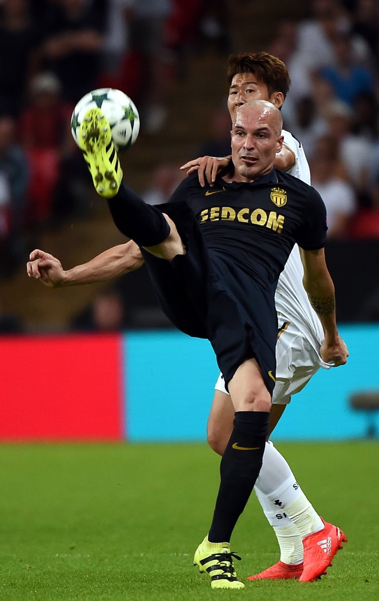 epa05539738 Heung-Min Son of Tottenham Hotspur in action against Andrea Raggi (front) of AS Monaco during the UEFA Champions League Group E match between Tottenham Hotspur and AS Monaco at Wembley stadium in London, Britain, 14 September 2016. EPA/ANDY RAIN