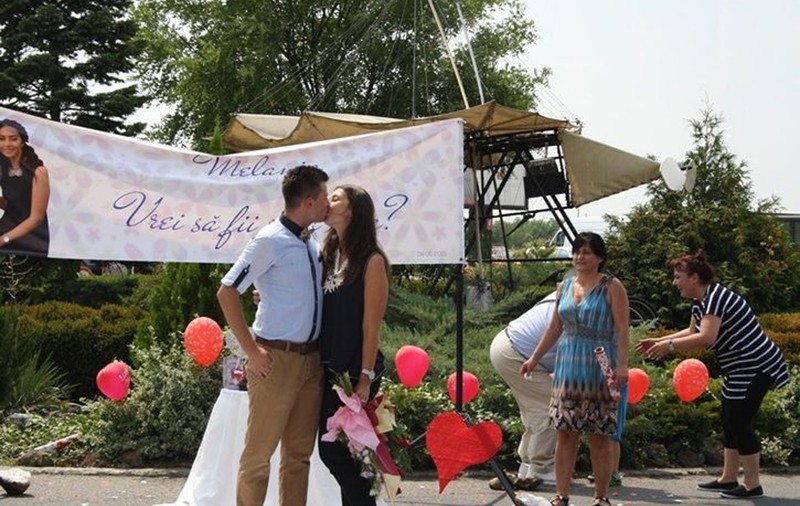 A cerut-o în căsătorie pe aeroport
