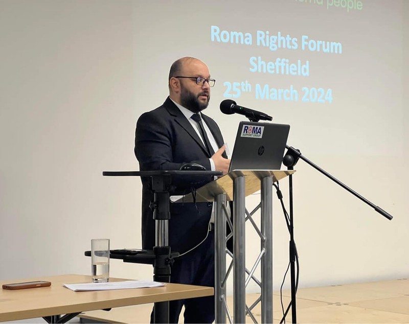 Doi români, profesori de matematică, și-au depus candidatura pentru Parlamentul Țării Galilor și Consiliul Local Newcastle. Cum funcționează relația candidat-alegător în țările lor de adopție 