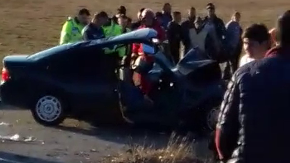 Groaznic accident de circulație în județul Dolj. Doi morți și trei răniți, după ce o mașină s-a izbit violent de un copac