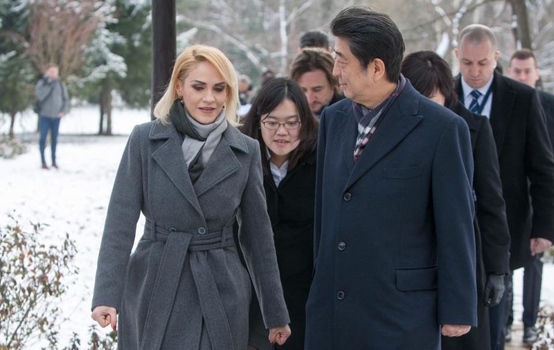 Gabriela Firea, alături de premierul Japoniei Shinzo Abe, în grădina japoneză din Herăstrău