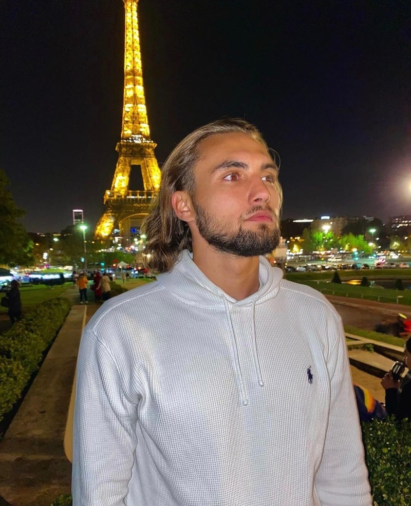 La Paris, lângă Turnul Eiffel