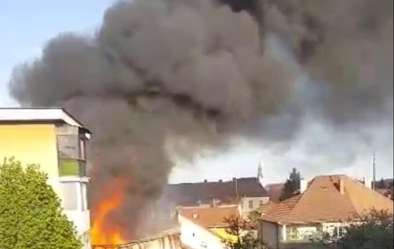Incendiu de proporții la o tâmplărie din Arad! Flăcări de peste 20 de metri! VIDEO