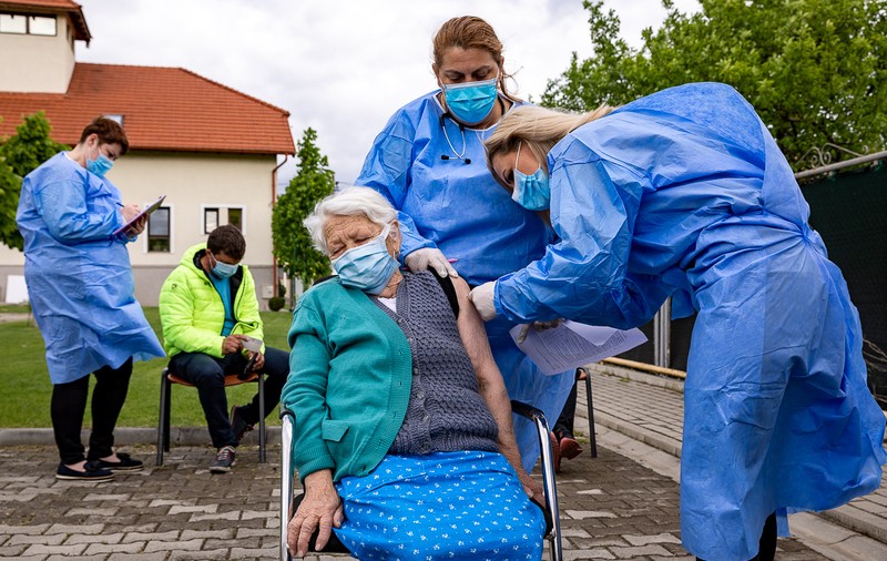 REPORTAJ. Cum a reușit un primar din România să aducă sătenii la vaccinare, oferindu-le dovada că cineva muncește pentru ei