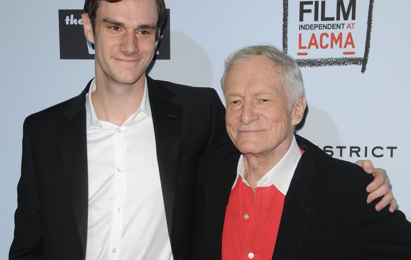 Viața nebună dusă de fiul cel mic al lui Hugh Hefner. A copilărit printre iepuraşi, a moștenit titlul de “tătic” al Playboy | FOTO