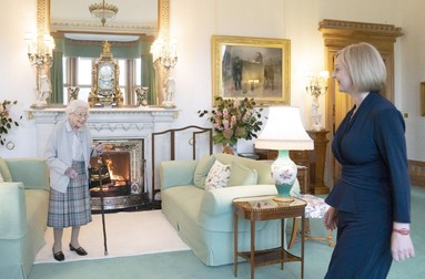 Regina Elisabeta a II-a, la ultima apariție publică, când a numit-o oficial pe Liz Truss noul premier al Marii Britanii, 6 septembrie 2022. Foto: Hepta
