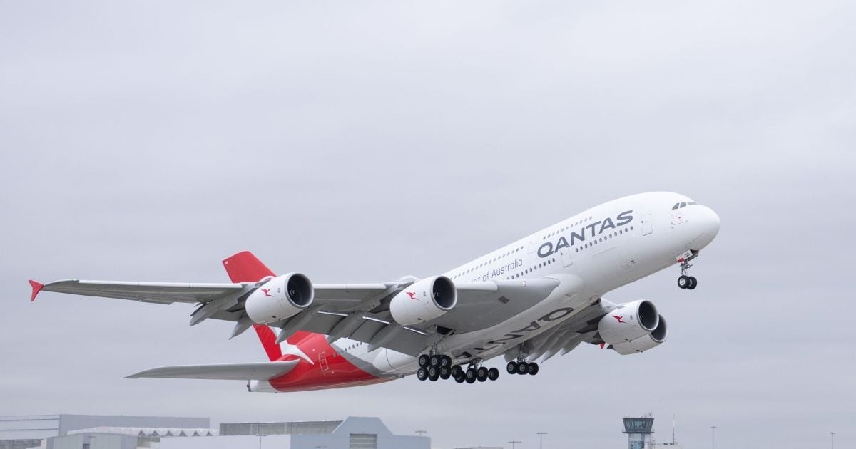 Un Airbus A380 Qantas Airways decolează de pe Aeroportul Dresda, 8 noiembrie 2021