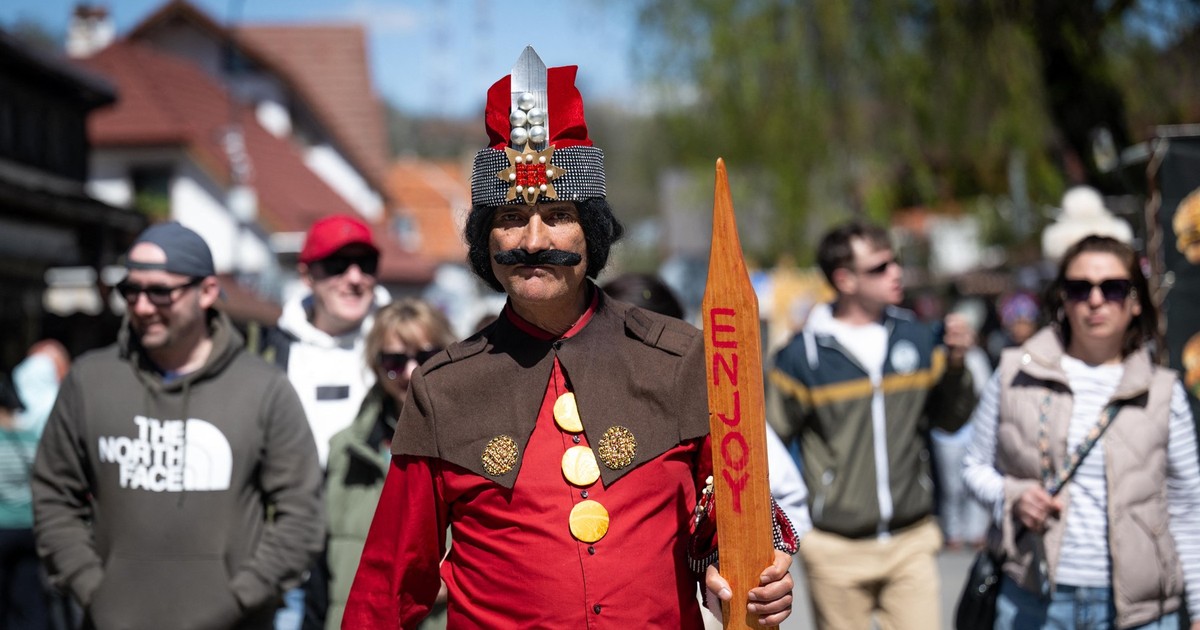 O vedere a străzilor istorice pline de viață și a arhitecturii medievale bine conservate din centrul orașului Brașov, România pe 26 aprilie 2026. Situat la poalele Munților Carpați, Brașovul se remarcă ca unul dintre cele mai importante centre istorice și culturale ale României. Piața principală a orașului (Piața Sfatului) și aleile din jur continuă să reflecte caracterul lor medieval autentic, atrăgând atât rezidenți locali, cât și turiști internaționali