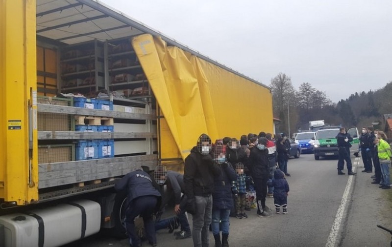 Șofer român de TIR arestat chiar când se pregătea să „livreze” 27 de migranți, între care doi copii mici, în Germania