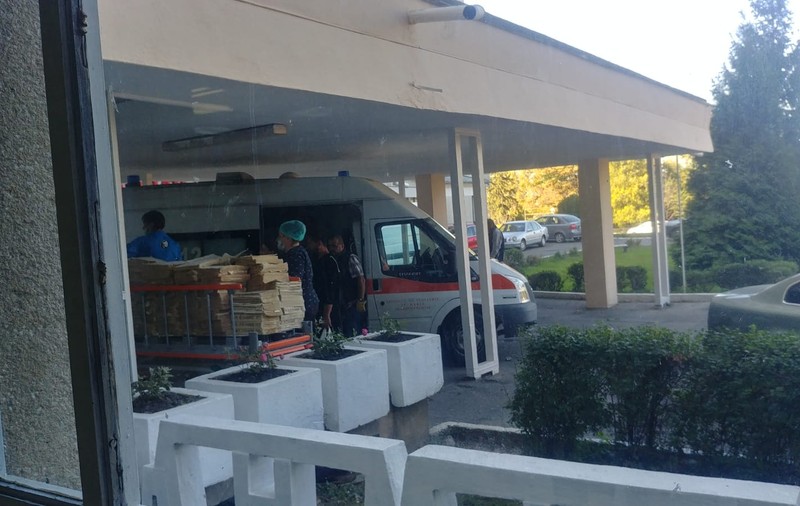 Ambulanța Spitalului de Copii Sf. Maria din Iași, burdușită cu dosare și hârtii. Ce spune regulamentul despre utilizarea acesteia