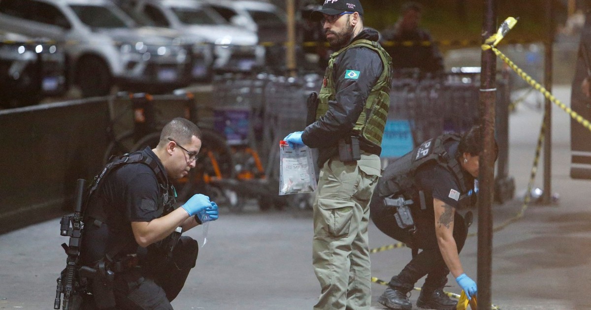 Ofițeri de poliție și lucrători criminaliști colectează dovezi la locul unui schimb de focuri la aeroportul internațional Guarulhos din Guarulhos, Sao Paulo, la 8 noiembrie 2024.
