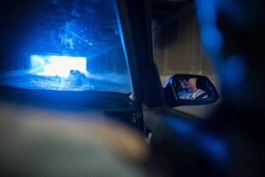 Maxi se întoarce de la studioul de înregistrări