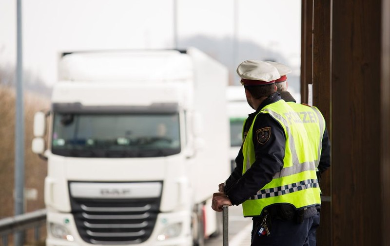 Camion frigorific cu 43 de imigranți plecați spre Europa de Vest din România, descoperit de poliția austriacă