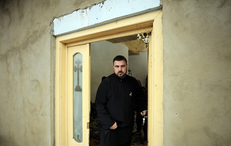 REPORTAJ | Fața mai puțin văzută a Bisericii. În două sate din Vaslui, un preot navetist, fost instalator, se zbate să-i scoată la lumină pe copii