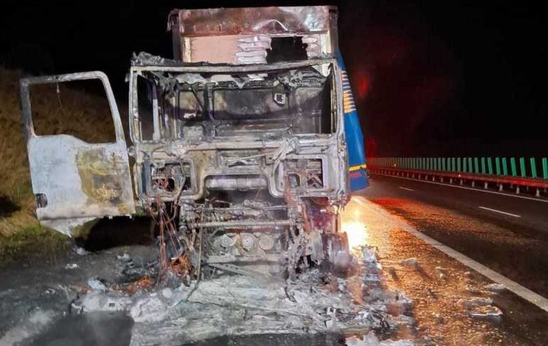 Un TIR a ars complet pe autostrada A3, tronsonul Turda-Gilău: șoferul a reușit să scape nevătămat