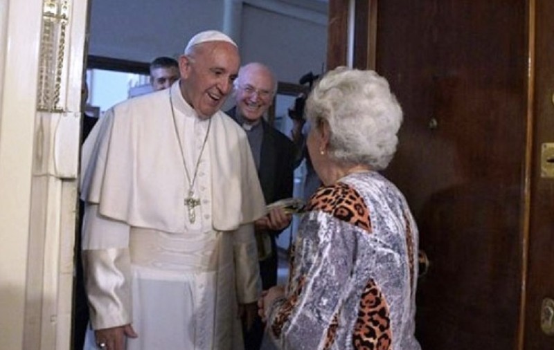 Papa Francisc, vizită-surpriză la o familie de români: “Deranjez? Sunt Francisc!” | VIDEO