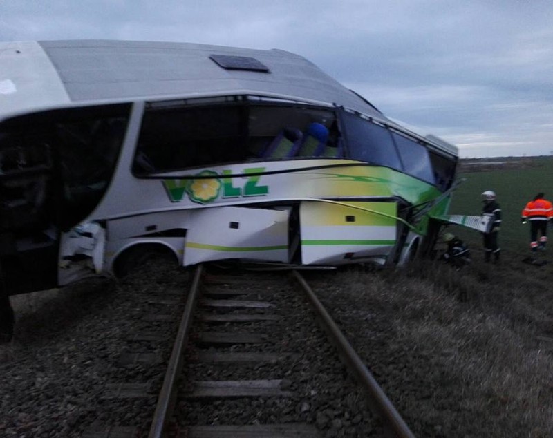 Autocar lovit de tren în județul Timiș. Mai mulți pasageri au fost răniți