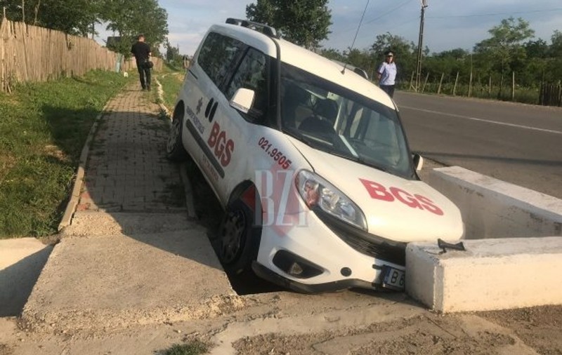Ambulanță BGS, implicată într-un accident în Iași. Victime, trei persoane dializate