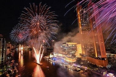 Spectacol impresionant de artificii în Bangkok, Thailanda, pe râul Chao Praya | Foto: Profimedia