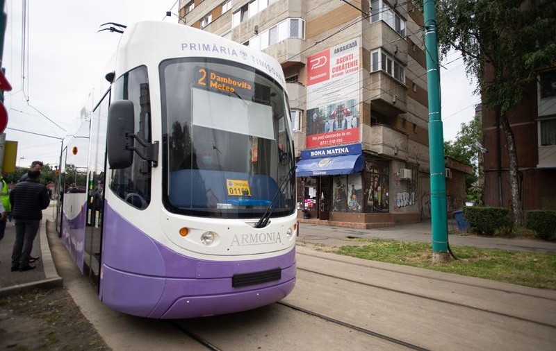 Un bărbat a fost accidentat mortal, după ce a încercat să se prindă din mers de un tramvai, în Timișoara