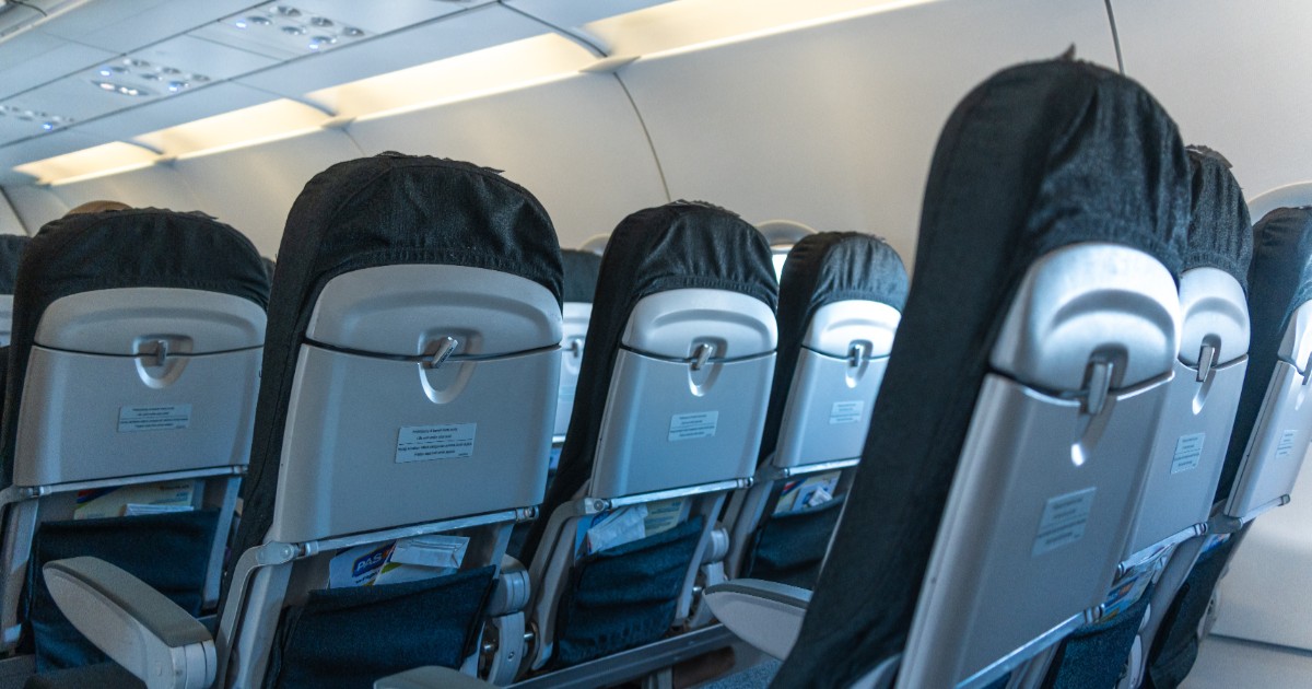 Scaunele din avion, goale și pregătete pentru viitoarea cursă