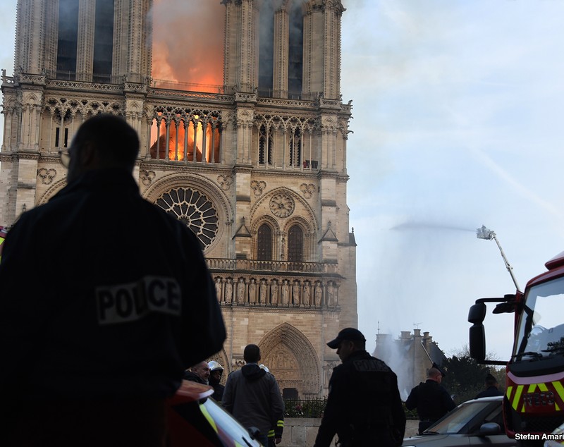 Incendiul de la Notre Dame, prin ochii unui voluntar român care i-a însoțit toată noaptea pe pompierii francezi: ”Oameni căzuți în genunchi se rugau, alții erau stană de piatră, cu fețele scăldate în lacrimi”
