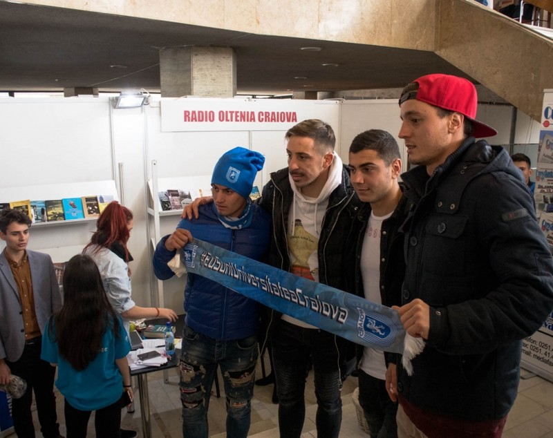 Fotbaliștii Craiovei au oferit mărțișoare. Gică Craioveanu a venit pentru meciul cu Dinamo / GALERIE FOTO