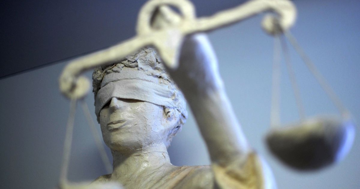 Statuia Justiției într-o instanță locală