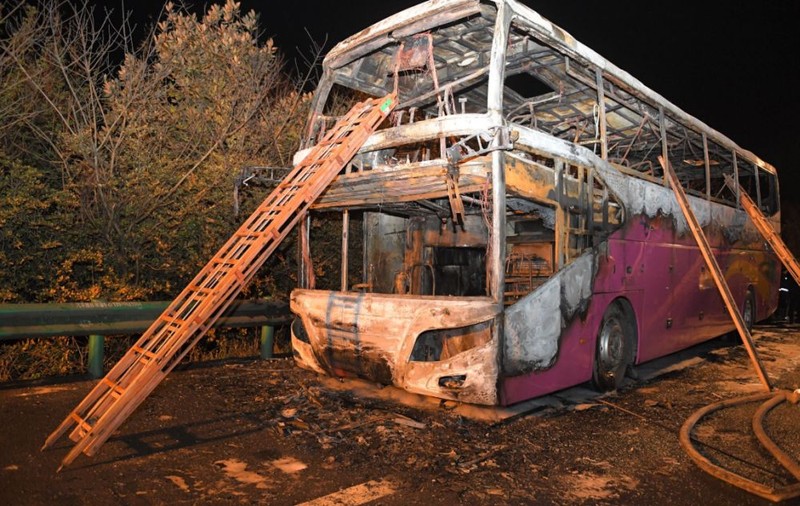 FOTO | Tragedie în China: Un autocar cu turiști a luat foc. 26 de persoane au murit, iar alte 30 au fost rănite