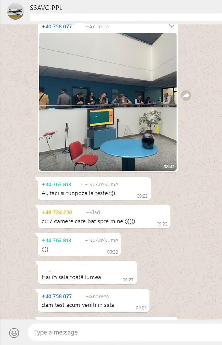 Imediat după ce au venit la Autoritate, în dimineața zilei de 9 septembrie, candidații s-au fotografiat în hol, apoi și-au cerut poze cu subiectele. Libertatea a tăiat ultimele trei cifre ale numerele de telefon pentru a-i proteja pe cei care au dat examenul