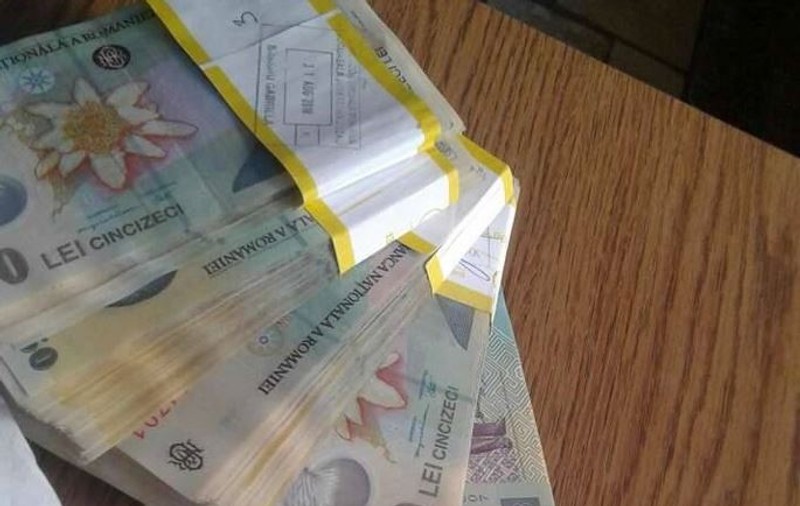 O bătrână din Dolj a găsit pe o stradă din Craiova o pungă cu peste 13.000 de lei. Ce s-a întâmplat cu banii