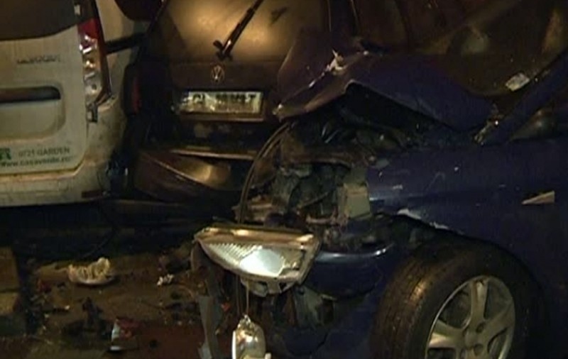 Carambol pe șoseaua Olteniței din Capitală. Un vitezoman a lovit 7 mașini parcate