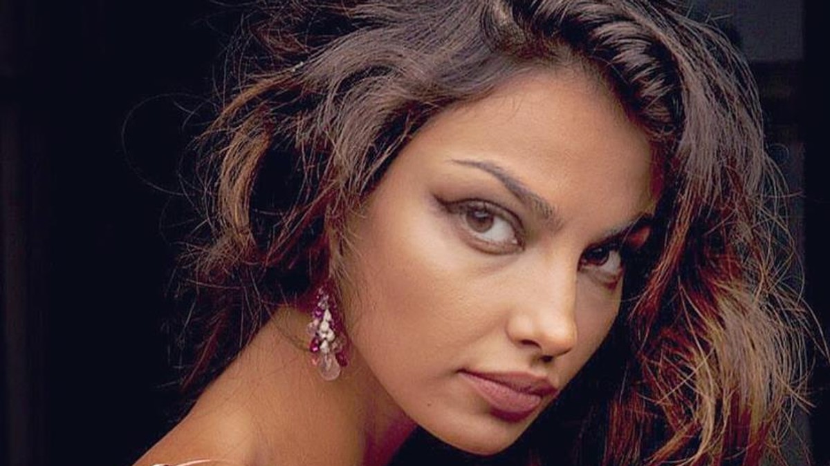 Ce fac Mădălina Ghenea și iubitul ei în parcare. Îmbrățișări, mângâieri și sărut pasional | VIDEO