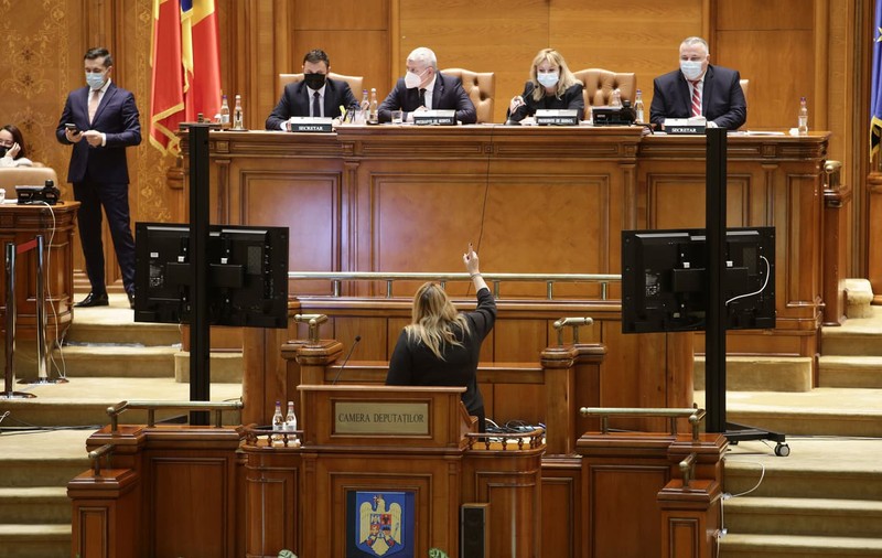 Diana Șoșoacă, scandal în Parlament încheiat cu un salut către Viktor Orban