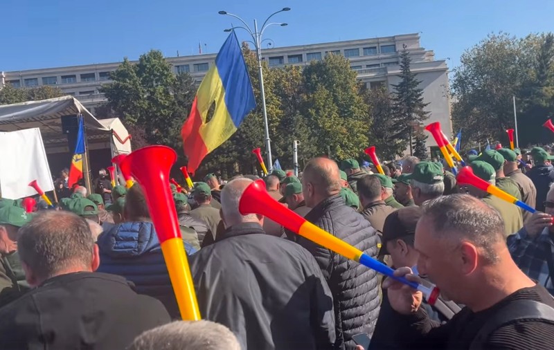 Câteva mii de persoane au protestat în fața Guvernului. Oamenii, nemulţumiți de recalcularea pensiilor