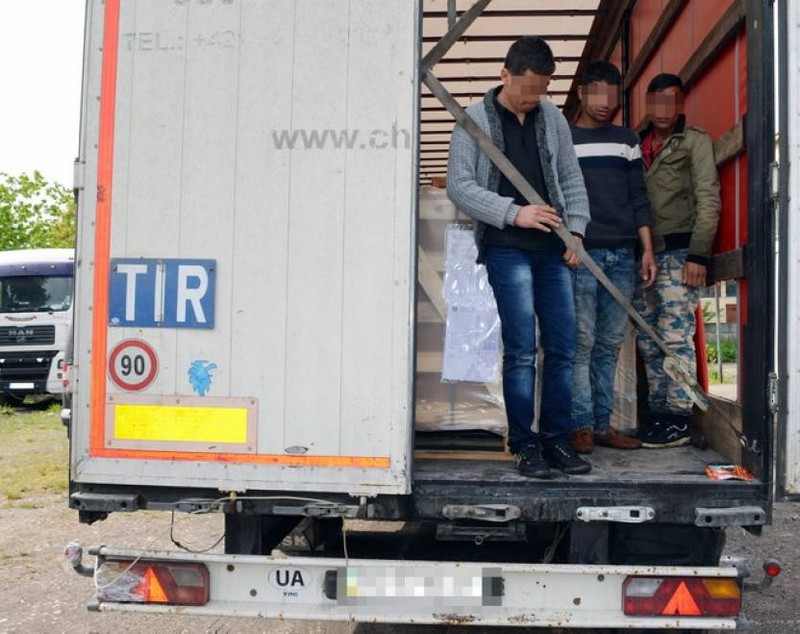 Trei imigranți din Afganistan s-au speriat când au ajuns în România și au vrut să fugă! GALERIE FOTO
