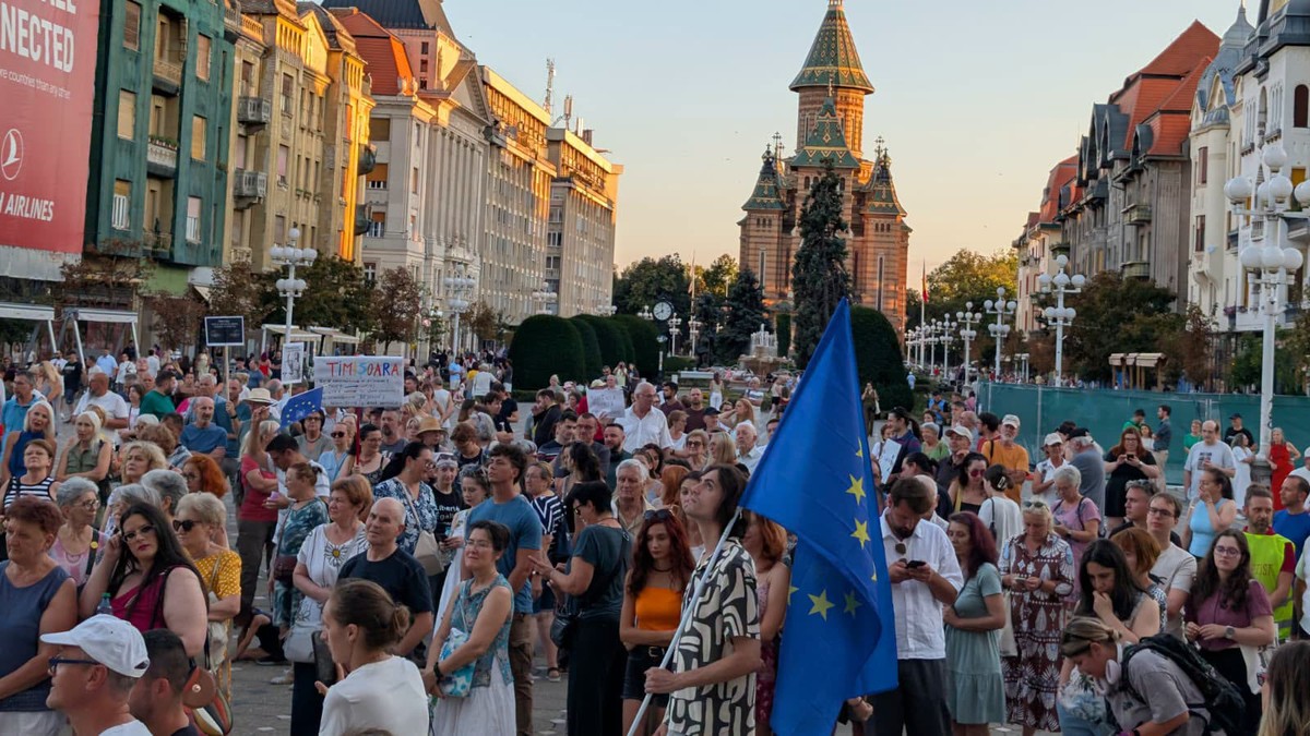 Mai multe persoane participa la un miting de protest