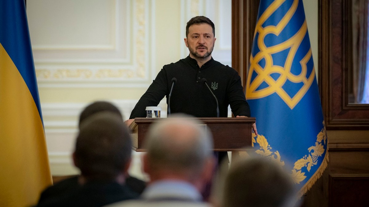 Sala Eroilor, Palatul Mariinski. Volodimir Zelenski, îmbrăcat în ținuta sa militară tradițională, face declarații înainte de a premia lucrători din industria de apărare a Ucrainei Foto: Profimedia