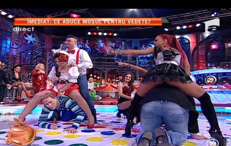 Dezmăţ total la "Un Show Păcătos", de Moş Nicolae! Poziţiile de Twister au încins atmosfera în platou şi în afara lui | FOTO+18