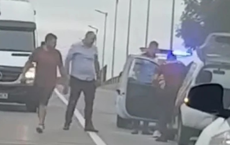 Șofer salvat de un polițist, după ce autoturismul în care se afla a luat foc în mers